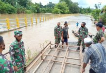 PUPR Banjar Inventarisir Jalan Terkena Banjir, Babinsa Astambul Bikin Rakit Bantu Transportasi Warga