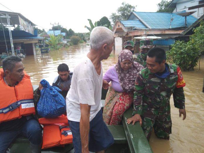 TNI Polri bersama BPBD Kabupaten Banjar dan relawan gabungan mengevakuasi warga korban banjir di Simpangempat Pengaron Kabupaten Banjar, Selasa (12/1/2021).