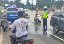 Badan Jalan Raya Astambul dan Mataraman Sebagian Tergenang, Satlantas Polres Banjar Berlakukan Buka Tutup