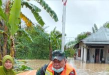 Evakuasi Korban Banjir Gunakan Batang Pohon Pisang
