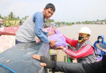 Susur Sungai, Jajaran Kominfo Statistik dan Persandian Banjar Bagikan Bantuan