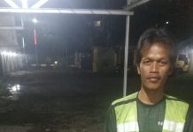 Pria Ini Rela Menyusuri Banjir di Jalan A Yani Banjarmasin, Bantu Temukan Plat Nomor Kendaraan yang Jatuh