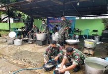 Prajurit TNI Bagikan Ribuan Nasi Bungkus, Berikut Daftar Penerimanya