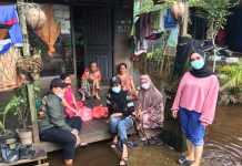 Komanjar Salurkan Perlengkapan Mandi untuk Warga Terdampak Banjir di Martapura Barat
