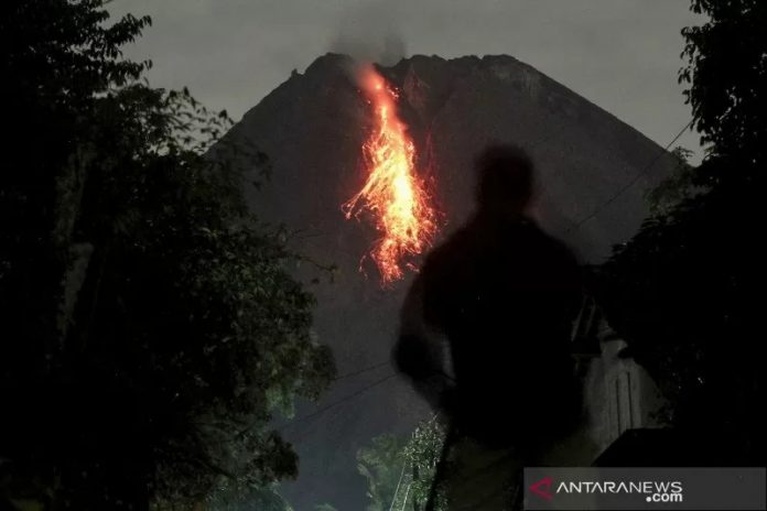 Aktivitas Gunung Merapi mengeluarkan lava pijar. (antara)