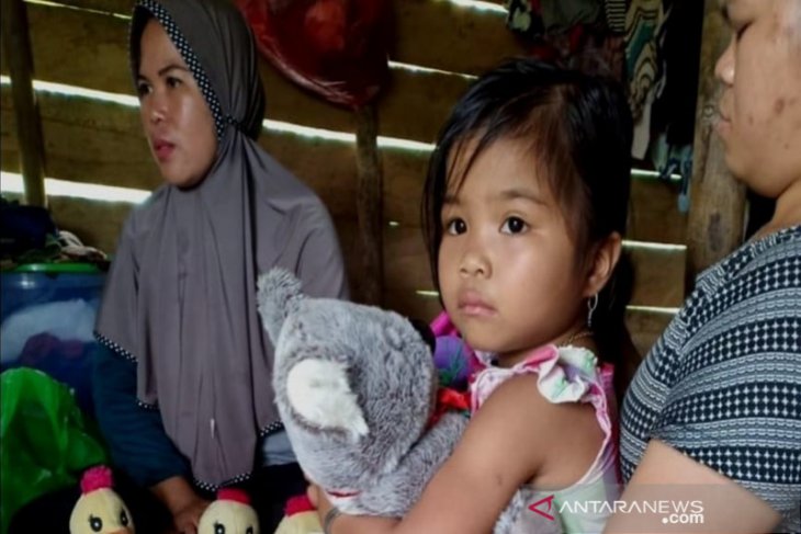 Bocah Lia bersama bibinya. (antara)