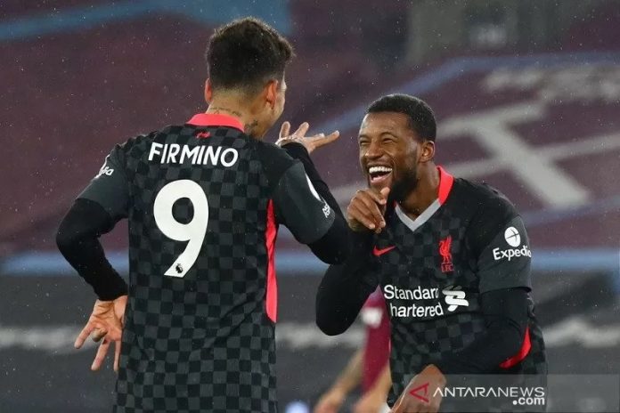 Gelandang Liverpool, Georginio Wijnaldum (kanan) selebrasi bersama Roberto Firmino usai mencetak gol ke gawang Wets Ham. (reuters via antara)