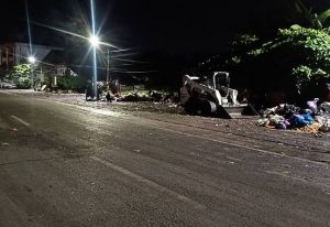 Petugas DLH Kota Banjarmasin menggunakan buldoser mengeruk sampah yang meluber pascabanjir. (Diskominfotik Banjarmasin)