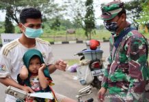 Prajurit TNI Bagikan 1.000 Masker untuk Warga Tapin