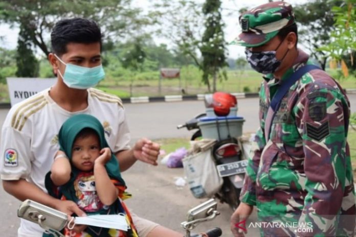 Kodim 1010 Rantau membagikan 1.000 masker sebagai salah satu upaya untuk mencegah penularan Virus Corona sekaligus mendukung Peraturan Bupati setempat tentang Penegakan Pembatasan Kegiatan Masyarakat (PPKM) terkait COVID-19. (antaranewskalsel.com/ist)