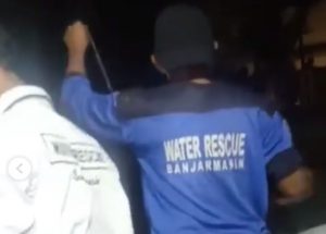 Tim Water Rescue lakukan penyelaman mencari korban tenggelam. (IG @info_kejadian_banjarmasin)