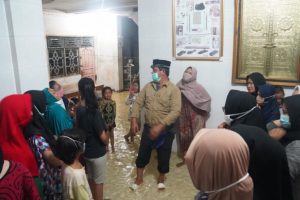 Gubernur Kalsel, H Sahbirin Noor, meninjau masyarakat yang terdampak banjir. (antara)