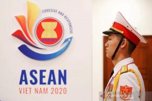 (Ilustrasi) Seorang prajurit berjaga saat KTT ASEAN di Hanoi, Vietnam. (reuters via antara)