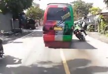 Keterlaluan! Pengemudi Bus Ugal-ugalan Sengaja Senggol Motor Polisi Hingga Terpelanting