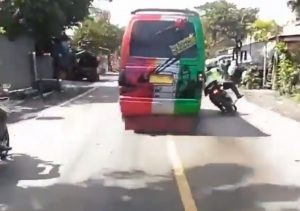 Pengemudi bus ugal-ugalan senggol motor polisi yang coba menghentikannya. (@kejadian_sekitar_kita)