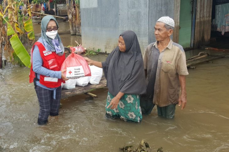 Pengurus PMI Kalsel menyerahkan bantuan untuk korban banjir di Lok Buntar, Kabupaten Banjar. (istimewa via antara)