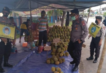 Polsek Pahandut Datangi Pedagang Durian Musiman, Ingatkan Prokes