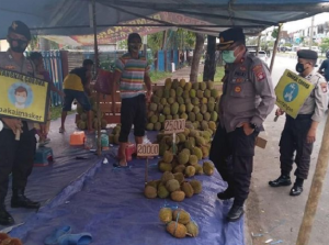 Kapolsek Pahandut Kompol Edia Sutaata SH MH pada saat melakukan patroli sore bersama anggota di seputaran Jalan Diponegoro, Jalan Achmad Yani dan Jalan Tjilik Riwut Km 2 Kota palangka Raya Provinsi Kalimantan Tengah, Senin (1/2/2021)