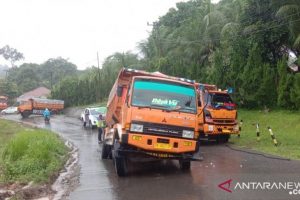 Truk bertonase besar mengalami kecelakaan di jalur alternatif Balangan. (antara)