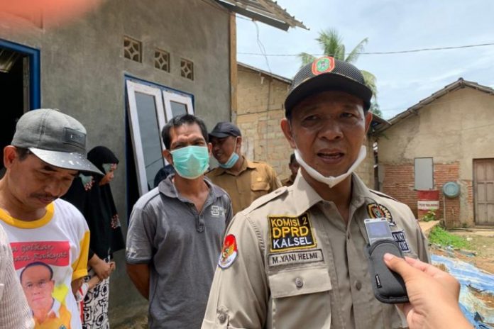 Anggota DPRD Kalsel, Muhammad Yani Helmi, dari Partai Golkar saat reses di Desa Sungai Dua, Serongga, Kecamatan Simpang Empat, Kabupaten Tanah Bumbu, 2 Februari 2021. (istimewa via antara)