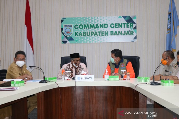 Bupati Banjar Khalilurrahman saat menyambut kunjungan kerja Deputi Rehabilitasi dan Rekontruksi Badan Nasional Penanggulangan Bencana (BNPB) Rifa'i. Foto Diskominfostandi Banjar/Antaranews Kalsel