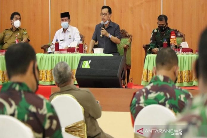 Bupati Tapin, Arifin Arpan, memimpin rapat dan evaluasi pelaksanaan PPKM. (istimewa via antara)