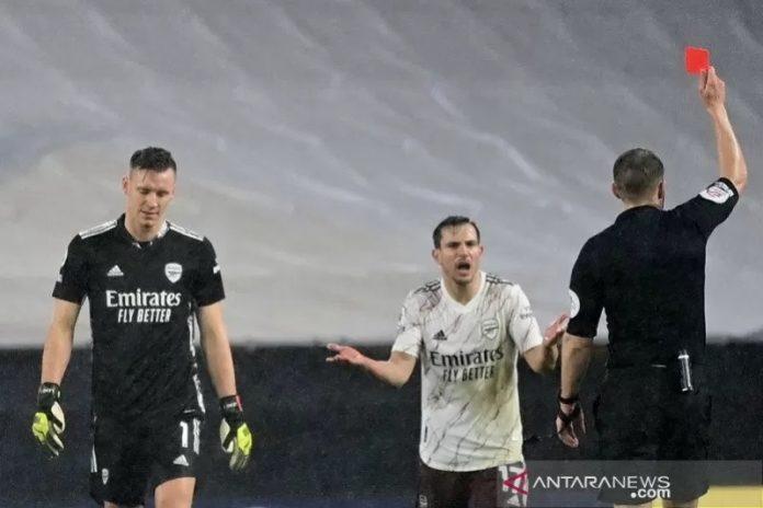 Wasit Craig Pawson (kanan) memperlihatkan kartu merah kepada kiper Arsenal Bernd Leno (kiri) dalam lanjutan Liga Inggris melawan Wolverhampton di Stadion Molineux, Wolverhampton, Inggris, Selasa (2/2/2021) waktu setempat. (ANTARA/REUTERS/POOL/Shaun Botterill)