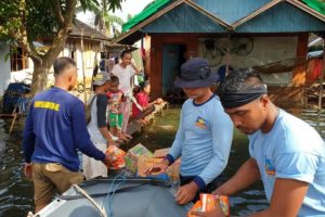 Mengirim bantuan untuk korban banjir. (istimewa via antara)