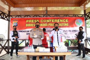 Polda Kalteng gelar perkara penangkapan pengedar narkoba jenis sabu. (Tribrata Polri)