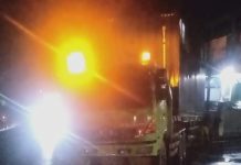 Tak Kuat Nanjak, Fuso Kontainer Mundur Hajar Tiang Listrik dan Pagar di Trikora Banjarbaru