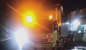 Truk fuso tidak kuat nanjak. (@kabarbanuakalsel)