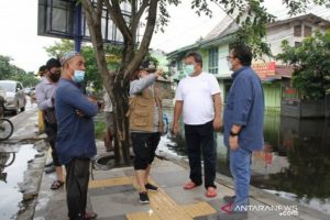 Walikota Banjarmasin, H Ibnu SIna, saat berada di sungai Jalan A Yani. (antara)