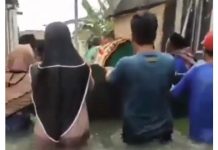 Terobos Air Sepinggang, Warga Dorong Perahu Bawa Keranda Jenazah Menuju Pemakaman