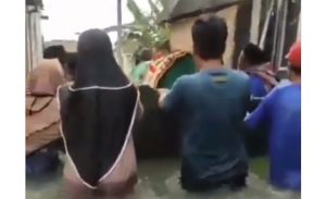 Warga terobos banjir bawa keranda. (IG @peristiwa_sekitar_kita)