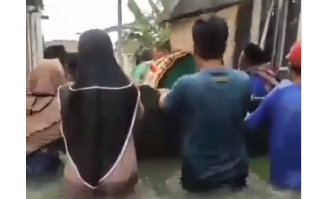 Warga terobos banjir bawa keranda. (IG @peristiwa_sekitar_kita)
