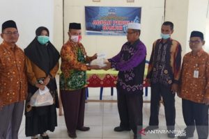 Para guru agama yang terdampak banjir saat menerima bantuan dari AGPAII HST (Antaranews Kalsel/M Taupik Rahman)