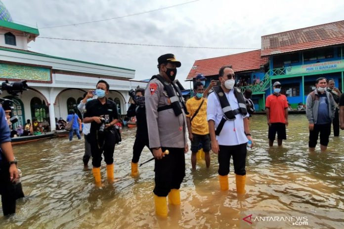 Wakil Ketua Komisi III DPR RI Pangeran Khairul Saleh dan Kapolda Kalsel Irjen Pol Rikwanto berada di posko pengungsian di Madrasah Ibtidaiyah Negeri (MIN) 11 Banjar di Desa Lok Baintan, Kecamatan Sungai Tabuk, Kabupaten Banjar. (ANTARA/Firman)