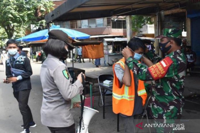 Sapu Jalan Hingga Bayar Rp50 Ribu, 9 Warga HSS Kena Sanksi Prokes