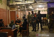 Malam-malam Petugas Gabungan Sisir Warung dan Kafe di Kandangan