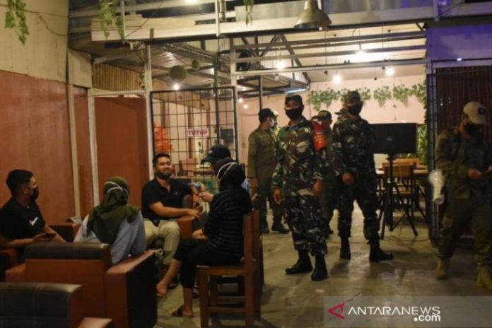 Petugas Gabungan Hulu Sungai Selatan mendatangi warung dan kafe untuk menegakkan pelaksanaan PPKM. (antara)