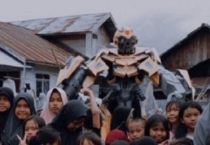 Cerianya Anak-anak Korban Banjir HST Saat Didatangi Robot Tranformer