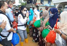 Ary Egahni Ben Brahim Kunjungi Korban Banjir di Martapura