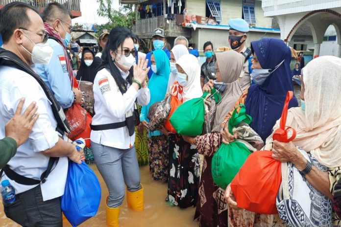 Ary Egahni Ben Brahim S Bahat mengunjungi korban banjir di Martapura, Kabupaten Banjar, Kalsel. (antara)