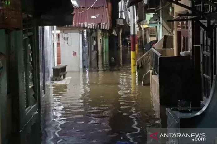 Rumah penduduk di RW05 Kebon Pala, Kampung Melayu, Jakarta Timur, terendam banjir dengan ketinggian sekitar satu meter pada Jumat (5/2/2021) pagi akibat luapan Sungai Ciliwung. ANTARA/HO-Kelurahan Kampung Melayu.