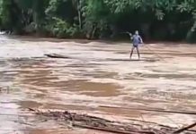 Di Tengah Arus Deras Tim SAR Cari Orang Tenggelam di Sungai Amandit Tanuhi HSS
