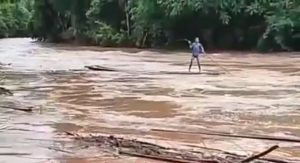 encarian korban hanyut di Sungai Amandit. (@wargabanua)