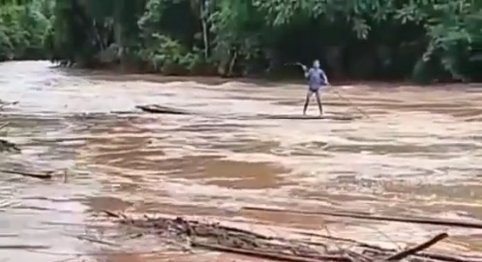 encarian korban hanyut di Sungai Amandit. (@wargabanua)