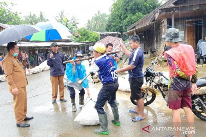 Petani karet Balangan menjual hasil sadapan mereka. (antara)