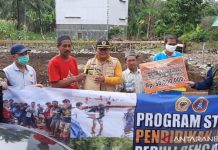 Rektor Antar Sendiri Bantuan ULM Rp50 Juta untuk Bangun Musala Desa Alat HST