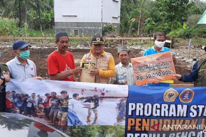 Rektor ULM saat menyerahkan bantuan untuk pembangunan musala di Desa Alat, HST yang hanyut terdampak banjir (Antaranews Kalsel/M Taupik Rahman)